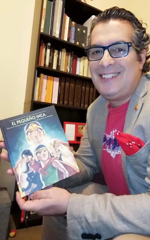 Eduardo Recoba sonríe junto a su libro "El Pequeño Inca"