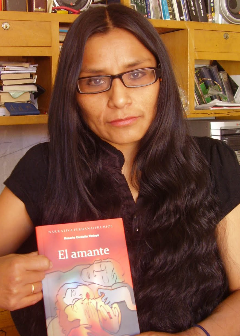 Rosario Cardeña junto a su primer libro: El Amante.